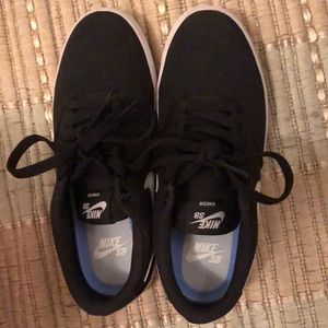 NWOT Women’s size 6 Nike skater shoes. Brand new.